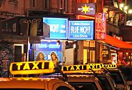 34_41205 Taxis mit beleuchteten Schildern warten am Straenrand der Reeperbahn auf Fahrgste;  Neonreklame ldt die Passanten zum Besuch in einer Live Show mit Table Dance ein.