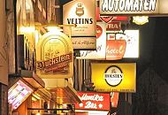 34_41222 Beleuchtete Schilder an den Fassaden der Grossen Freiheit machen Werbung fr unterschiedliche Biersorten, Bars und Hotels.