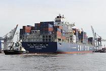 57_3435 Das Frachtschiff CMA CGM CORAL ist hoch mit Containern beladen - beim Wendemanver vor dem Hafenbecken des Walteshofer Hafens wird der Frachter von den Schleppern in die richtige Position zum Anlegen am Burchardkai gebracht.