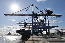 64_0124 Das 340m lange Containerschiff HYUNDAI FORCE liegt am Ballinkai unter den Auslegern der Containerbrcken am HHLA Containerterminal Altenwerder CTA. Im Hintergrund das Kohlekraftwerk Moorburg im Bau.