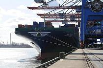 65_0125 Der Containerfrachter  HYUNDAI FORCE liegt unter den Auslegern der Containerbrcken am Ballinkai des HHLA Container Terminal Altenwerder. Die Krananlagen bewegen sich auf Schienen, die parallel zur Kaimauer verlaufen. 