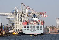 11_12_6668 Blick auf das Heck des hoch beladenen Containerfrachters COSCO TAICANG und den Containerbrcken des Tollerort Contaner Terminals. Die TAICANG hat eine Lnge von 348m und Breite von 45,6m - das Containerschiff hatte seinen Stapellauf 2009 und kann ca. 10000 Standard-Container Ladung an Bord nehmen. Zwei Barkassen mit Hamburg-Touristen sind auf ihrer Rundfahrt durch den Hamburger Hafen. Im Hintergrund am Elbufer Gebude in Hamburg-Altona. 