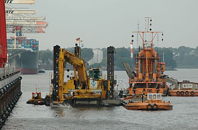 011_14256 - ein Greifbagger und ein Eimerkettenbagger baggern den Grund der Elbe aus, damit die Fahrwassertiefe fr Hochseeschiffe im Hamburger Hafen gewhrleistet ist. 