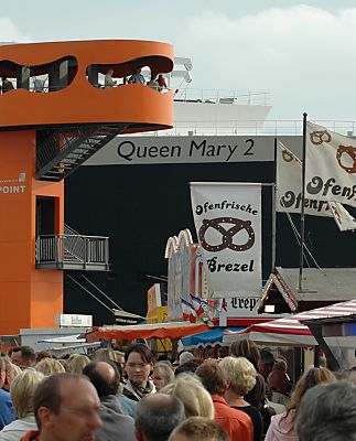 011_14883 - die Ankunft der Queen Mary 2 gestaltet sich in Hamburg zur einem Volksfest mit zehntausenden Besuchern, die einen Blick auf das riesige Kreuzfahrtschiff werfen wollen.