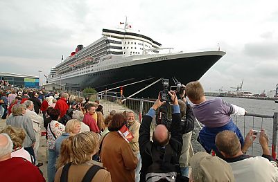 011_14885 - das Cruise Center ist wegen des Besucherandrangs mit Zunen abgesperrt, an denen sich die Schaulustigen drngen und ein Erinnerungsfoto schiessen. 