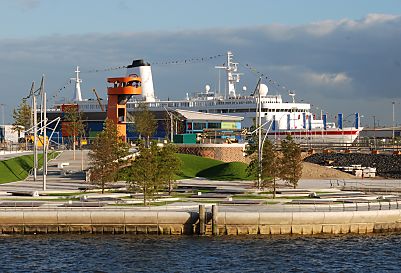011_15687 - Blick vom Vasco-da-Gama-Platz ber die Marco-Polo-Terrassen zum Cruisecenter, an dem  das Kreuzfahrtschiff DEUTSCHLAND am Kai des Hamburger Kreuzfahrtterminals liegt. In der linken Bildmitte der sogen. view point; von diesem Aussichtsturm kann das Baugeschehen in der Hafencity Hamburg beobachtet werden.