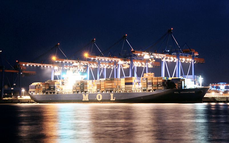 11_21369 Nachtaufnahme vom Container Terminal Altenwerder CTA; das fast 280m lange Containerschiff MOL ADVANTAGE liegt am Ballinkai eines der modernsten Containerterminal der Welt. Die ADVANTAGE kann 5220 Container laden, die mit hier mit vier der dort vierzehn vorhanden Super-Post-Panamax-Brcken an Bord des Frachters geladen werden. Die Containerbrcken im Containerterminal Altenwerder haben eine Hubhhe von 38,5m und einen Ausleger von ca. 110m wovon 61m ber Wasser sind und so 22 Containerreihen bedienen knnen.    www.bildarchiv-hamburg.de 