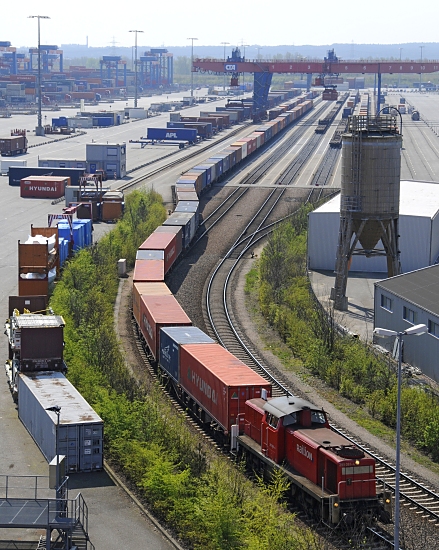 11_21386 Ein langer mit Container beladener Gterzug verlsst das Terminal Altenwerder. Die Eisenbahn kann auf ihren Schienen Gterzge befrdern, die mehr als 100 Container transportieren und eine Lnge von mehr als 1000 m haben.   www.bildarchiv-hamburg.de
