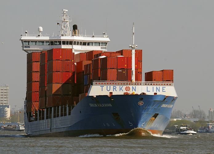 11_21392 Der Containerfrachter Kalkavan mit Containern hoch beladen auf der Elbe vor Hamburg Finkenwerder. Die Container sind in sieben Ebenen gestapelt. www.bildarchiv-hamburg.de