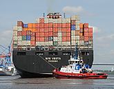 033_8029_0509 Heck des 45,60m breiten Containerschiff NYK Vesta; unter dem Namen steht der Heimathafen Panama. Ein Hafenschlepper untersttzt das grosse Frachtschiff bei seinem Ablegemanver im Hamburger Hafen - HHLA Container Terminal Altenwerder. www.hamburg-fotos.org