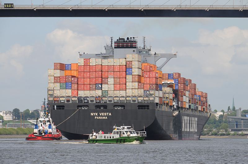 Schiffsbilder aus dem Hamburger Hafen - Containerschiff NYK VESTA unter der Khlbrandbrcke