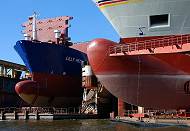 25_x9836 Zwei Containerfrachter liegen im Trockendock der Werft am Reiherstieg. Der Wulstbug ist der markante Vorbau am Unterwasserbug, der den Wasserwiderstand verringern soll und das Schiff nicht mehr so stark in die Wellen eintauchen lsst.