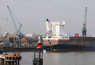 34_4960 Ein Schiffsneubau liegt am Ausrstungskai der Sietas - Werft. 2009 wurde in der 1635 gegrndeten Hamburger Traditionswerft der Neubau von Containerschiffen eingestellt und der Arbeitsschwerpunkt u.a. auf Schwergutschiffe und Fhren gelegt. 