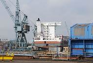 35_5131 Blick ber das Werftgelnde der Sietas-Werft. Ein Schiffsneubau liegt im Dock - groe Arbeitskrne knnen auf Schienen ber das Areal bewegt werden.