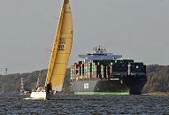 11_21417 Der Containerfrachter HATSU COURAGE auf der Elbe - im Hntergrund die Leuchttrme / Leuchtfeuer von Hamburg Wittenbergen; eine Segelyacht liegt im Wind. Das Containerschiff Hatsu Courage ist 334,00 m lang und 42,80m breit, es fhrt 25 Knoten / kn. Der Frachter lief 2005 vom Stapel und hat bei einem Tiefgang von 14,50 m eine gross tonnage von 90449 und eine nett tonnage von 55452; er kann 8073 Standartcontainern / TEU Ladung an Bord nehmen.  www.bildarchiv-hamburg.de