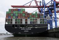 11_21426 Das hoch beladene Heck des Containerfrachters HATSU COURAGE am Athabaskakai des Terminals Burchardkai. Der Heimathafen des Frachtschiffs ist Hamburg.Das Containerschiff Hatsu Courage ist 334,00 m lang und 42,80m breit, es fhrt 25 Knoten / kn - der Frachter lief 2005 vom Stapel. Bei einem Tiefgang von 14,50 m und einer gross tonnage von 90449 (nett tonnage von 55452) kann er 8073 Standartcontainern / TEU Ladung an Bord nehmen. www.bildarchiv-hamburg.de