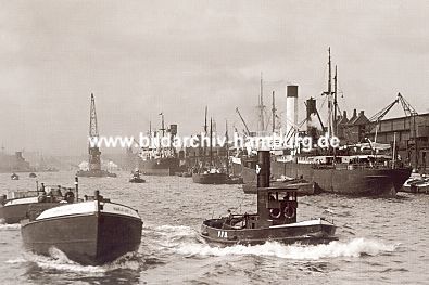 011_15091 - Schwimmkran im Hamburger Hafen; Frachter liegen am Kai, Binnenschiffe und ein Schlepper fahren auf der Elbe. ( historische Aufnahme ca. 1932) 