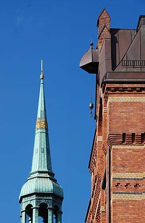 01_15790 - neben dem Giebel des roten Backsteinlagerhauses der Kirchturm der St. Katharinen Kirche, die einer der Hauptkirchen Hamburgs ist. Der goldene Kranz an der Turmspitze soll angeblich aus dem Goldschatz des Piraten Claus Strtebeker gefertigt sein. 