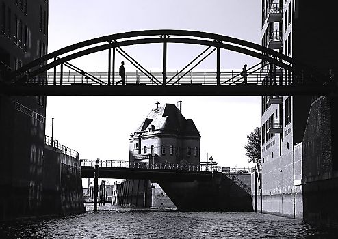 01_15792 - das Kehrwiederfleet Richtung Elbe; eine moderne Brcke mit Eisenkonstruktion verbindet ber das Fleet zwei Bro - Neubauten; im Hintergrund das historische Gebude, die Freihafen Polizeiwache.