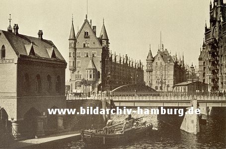 011_17371 - historische Aufnahme der Hamburger Speicherstadt - Blick ber die St. Annenbrcke; ein Kahn fhrt auf dem Hafenfleet. Rechts das "heutige" Fleetschlsschen.