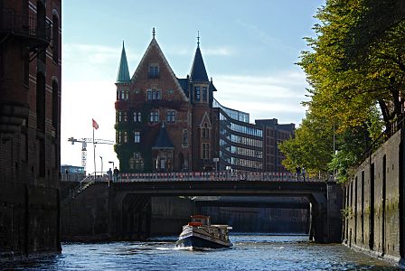 011_17372 - eine Barkasse der Hafenrundfahrt hat gerade die St. Annenbrcke mit Hamburg Touristen passiert und fhrt Richtung Hamburger Hafen. Rechts stehen die Bume mit dichtem Laub an den Kaimauern des Hollndischen Brooksfleet. 