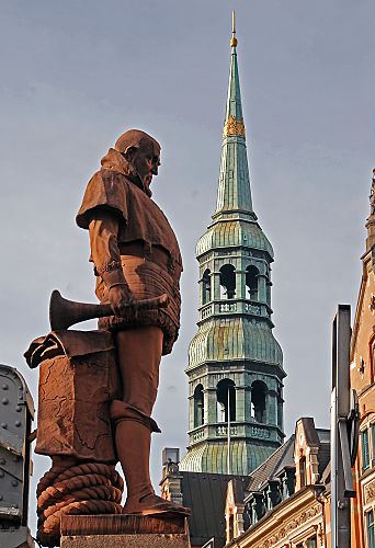 011_17374 - die Steinskulptur von Vasco da Gama, (1469-1524) steht an der Kornhausbrcke, dem Zollbergang zur Speicherstadt - im Hintergrund der Turm der Hamburger St. Katharinenkirche.