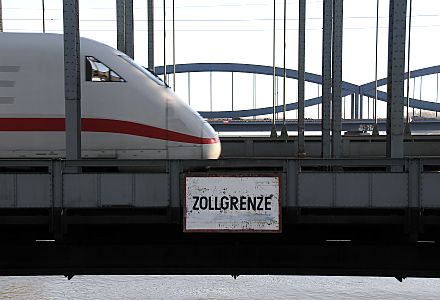 011_17400 - Triebwagen eines ICE / Intercity Express und ein Schild, das auf die Zollgrenze hinweist. 