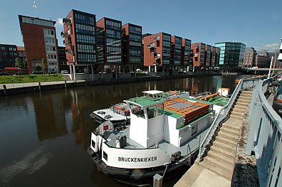011_14801 das Schiff Brckenkieker liegt am Kai - am gegenber liegenden Ufer die moderne Architektur der Admiralittstrasse. 