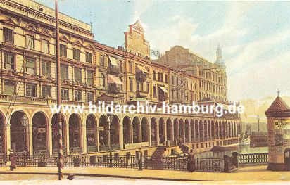 011_15611 - historisches Foto der Alsterarkaden um 1900; auf dem Dach des Gebudes sind Werbetafeln angebracht; das Eckhaus am Jungfernstieg / Reesendammbrcke hat noch einen Turm - rechts eine Litfasssule mit Werbeplakaten.