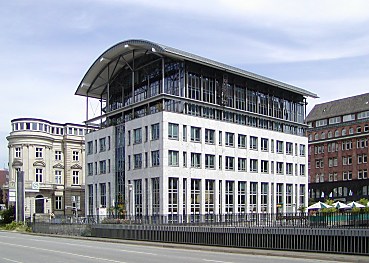 04_22730 - moderne Hamburger Architektur Ecke Neuer Wall; im Vordergrund Gelnder der Brcke ber den Alsterfleet.