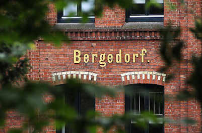 11_21529 An dem historischen Industriegebude ist in goldenen Buchstaben der Name Bergedorfs zu erkennen. ber den Fenstern wird mit hellen Steinen ein Dekor erstellt, dass sich von der roten Backsteinfront abhebt.