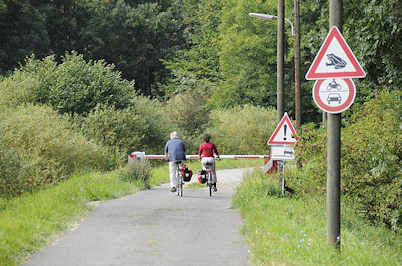 9120 Fotos aus dem Hamburger Stadtteil Reitbrook - Hamburgs Naherholungsgebiete - Naturschutzgebiet Reit - Fahrradfahrter auf dem Weg.