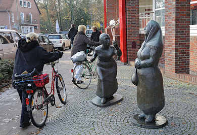 2720 Bronzeskulpturen - Zwei Frauen - Kunst im ffentlichen Raum Bildhauerin Karin Hertz.