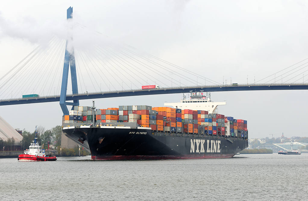 0935 Das 336 m lange und fast 46 m breite Containerschiff NYK Olympus kann 8626 TEU Container an Bord nehmen - bei voller Beladung hat es einen Tiefgang von 14,06m. Das Frachtschiff fhrt unter der Khlbrandbrcke Richtung Container Terminal Altenwerder.