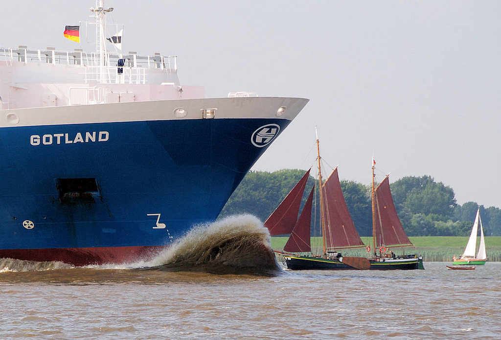 1039 Segelboote und Kutter auf der Unterelbe - Schiffsbug GOTLAND in Fahrt auf der Elbe stromabwrts - am Wulstbug des Containerfeeders spritzt die Gischt hoch auf. 