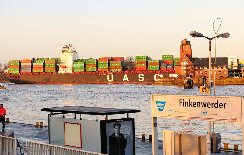 2049 Anleger der Hafenfhre in Hamburg Finkenwerder - ein hochbeladenes Containerschiff passiert die Lotsenstadtion am Seemannshoeft.