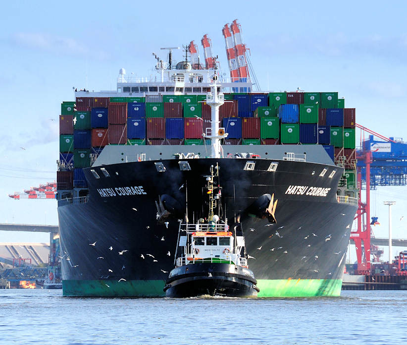2104 Das Containerschiff HATSU COURAGE luft in den Hamburger Hafen ein; das Frachtschiff hat eine Lnge von 334 m und kann 8073 Container TEU transportieren.