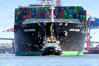 2104 Das Containerschiff HATSU COURAGE luft in den Hamburger Hafen ein; das Frachtschiff hat eine Lnge von 334 m und kann 8073 Container TEU transportieren.