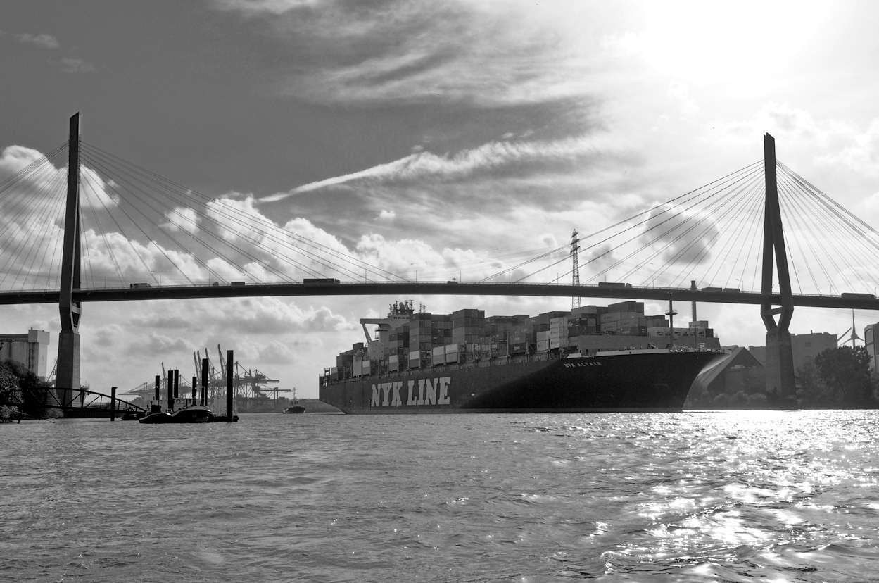 2192 Der Containerfrachter NYK ALTAIR unter der Khlbrandbrcke im Hamburger Hafen - das Schiff hat das Containerterminal Altenwerder verlassen und fhrt Richtung Elbe.