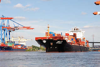 4725 Das Containerschiff SCI MUMBAI legt im Hamburger Hafen ab - lks. die Containerkrne am Burchardkai, im Hntergrund die Khlbrandbrcke.