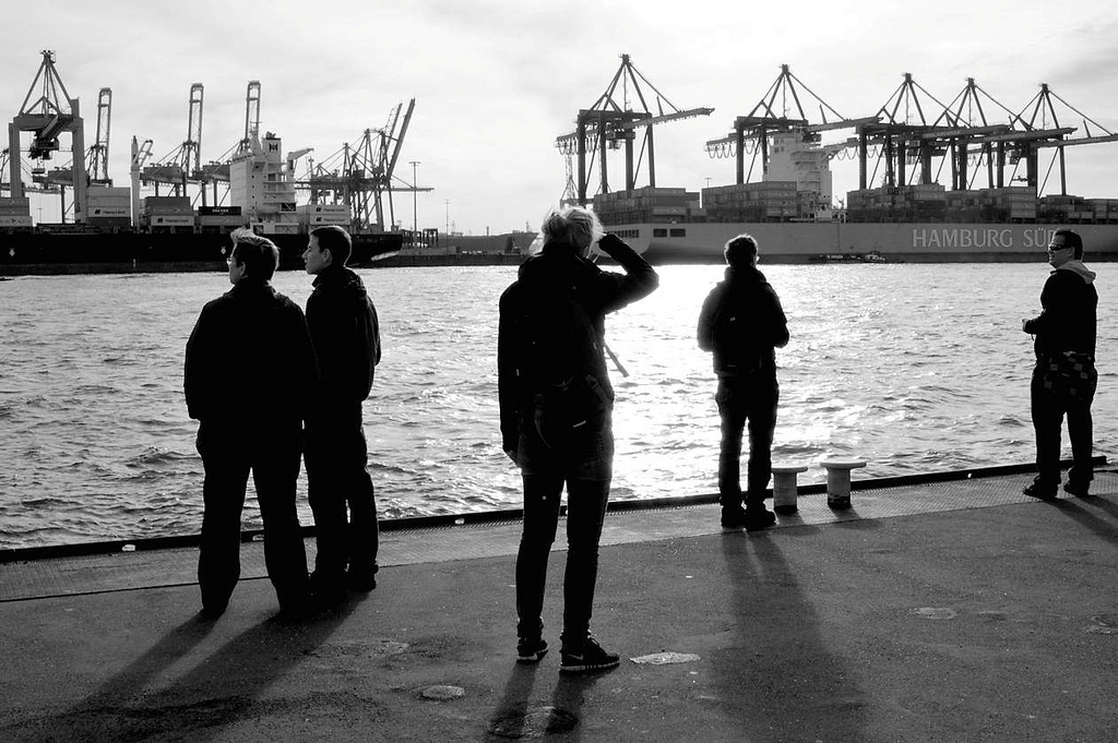 6731 Blick vom Schiffsanleger Hamburg Neumhlen ber die Elbe zum Container Terminal Burchardkai in Hamburg Waltershof. Passagiere warten auf die Hafenfhre.