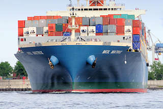 7646 Containerfrachter MOL MATRIX auf der Elbe - das Frachtschiff hat eine Tragfhigkeit von 79312 t und kann 6724 TEU Container transportieren.