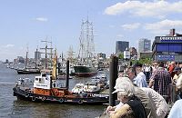 011_17510 - Blick von der Hafenpromenade auf die Schiffe, die anlsslich des Hafenburtstages an den Landungsbrcken fest gemacht haben. In der Bildmitte das Hamburger Museumsschiff Rickmer Rickmers.