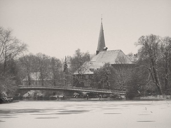 Wintertag an der Alster, St. Johanniskirche Eppendorf. Hamburger Fotos auf Leinwand oder Poster. 291_1010104 Die kanalisierte Alster ist Hhe Haynspark fast zugefroren und mit einer Schneeschicht bedeckt. Hinter der Fugngerbrcke, die ber den Kanal fhrt liegt die St. Johanniskirche von Hamburg Eppendorf; diese historische Kirche wurde in ihrer jetzigen Form 1751 fertig gestellt - sie wird auch gern "Hochzeitskirche" genannt.