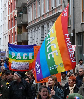 011_15463 - die Regenbogenfahnen mit Pace, Frieden, paz beim Ostermarsch in Hamburgs Strassen.
