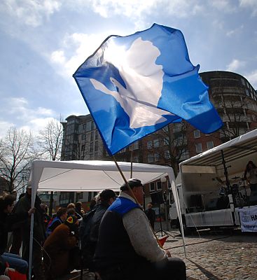 011_15414 - die blaue Fahne mit der weissen Friedenstaube bei der Abschlusskundgebung des Hamburger Ostermarsches auf dem Grossneumarkt.