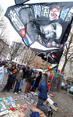 011_15415 - Che Guevara Fahne und Sticker Verkauf auf dem Abschlussfest Ostermontag 2007 in Hamburg.  