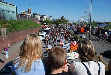011_15550 - Hamburg - Touristen blicken von der U-Bahn Brcken auf die bunte Parade vom Euromayday.