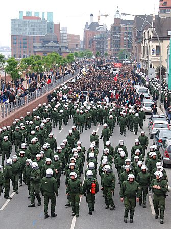 011_15693 - die Demonstration wurde von starken Polizeikrften in Kampfanzug und Helmen begleitet - es wird von einem wandernden "Polizeikessel" gesprochen.