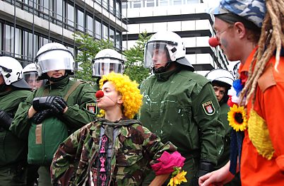 011_15697 - " zwei Clowns vor der Polizeikette zeigen lustige Parodien zur aktuellen Situation.